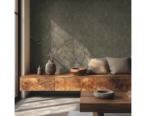 Moderne woonkamer met gestructureerde donkergrijze muur, houten dressoir, decoratieve vazen, houten kom en kussens bij daglicht.