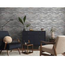 Moderne woonkamer met grijs behang met golfpatroon, een donker dressoir, fauteuils met textuur en minimalistische decoratie.