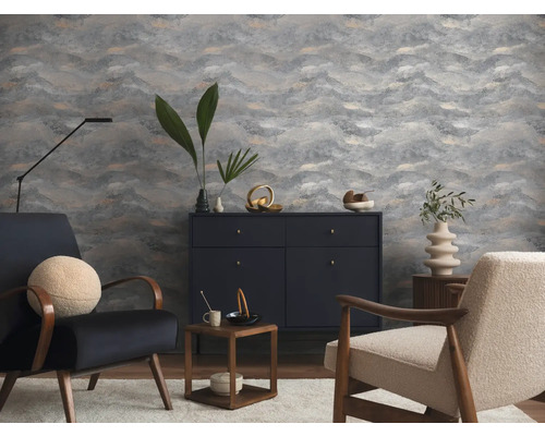 Moderne woonkamer met grijs behang met golfpatroon, een donker dressoir, fauteuils met textuur en minimalistische decoratie.