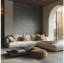 Moderne woonkamer met structuurwand, hoekbank, lage houten tafel en een groot boogvenster met uitzicht op een boom.