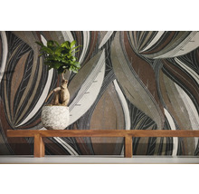 Behang met groot abstract bladpatroon in natuurtinten achter een houten bankje met een kamerplant in een pot.