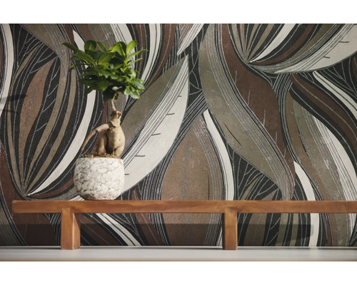 Behang met groot abstract bladpatroon in natuurtinten achter een houten bankje met een kamerplant in een pot.