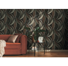 Vliesbehang met dynamisch organisch patroon in een modern ingerichte woonkamer met bank en bijzettafel.