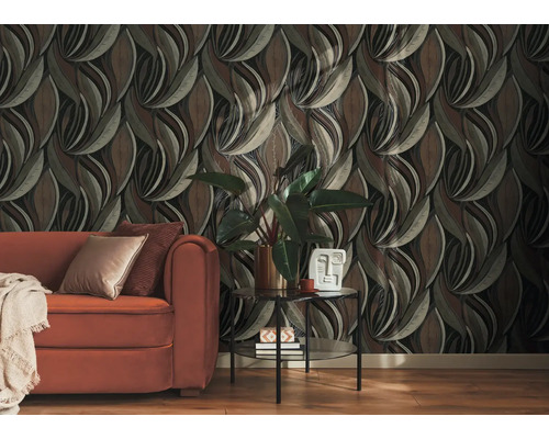 Vliesbehang met dynamisch organisch patroon in een modern ingerichte woonkamer met bank en bijzettafel.