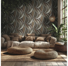 Woonkamer met behang met patroon, stoffen bank, twee ronde gevlochten hockers op een vloerkleed en kamerplanten.