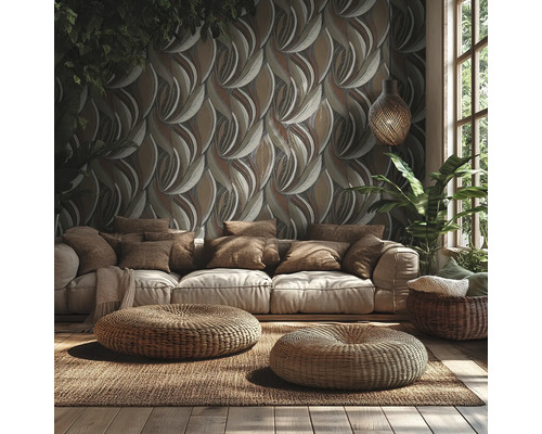 Woonkamer met behang met patroon, stoffen bank, twee ronde gevlochten hockers op een vloerkleed en kamerplanten.