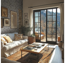 Lichte woonkamer met witte bank, houten salontafel en grote glazen pui naar het balkon met uitzicht op de natuur.