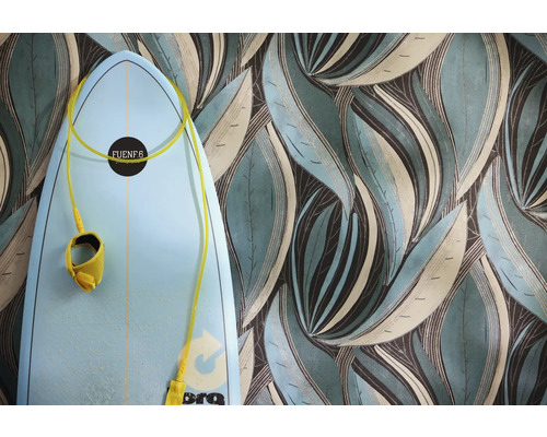 Behang met groot, gestileerd bladerpatroon in blauwgroen en bruin naast een lichtblauwe surfplank.