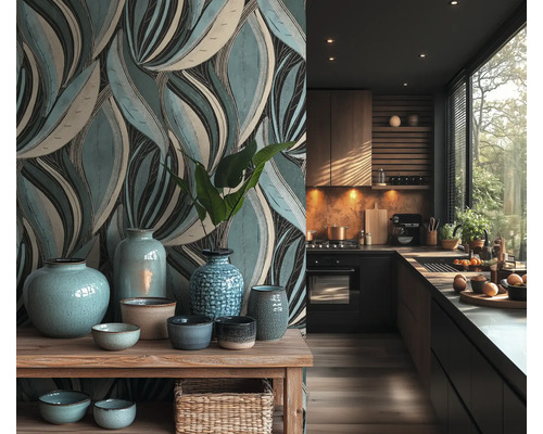 Moderne keuken met blauw-beige bladbehang, houten rek met blauwe keramische vazen en donkere keukenkasten.