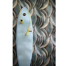 Vliesbehang met gestileerd bladerpatroon in groen en beige, met daarvoor een lichtblauwe surfboard met gele leash.