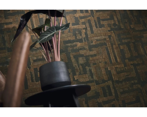 Vliesbehang met abstract geometrisch patroon en textuur op een muur achter een kamerplant.