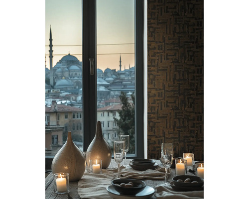 Gedekte eettafel met kaarsen, glazen en vazen voor een raam met stadszicht en behang met geometrisch patroon.
