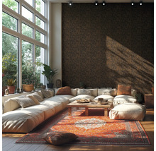 Moderne lichte woonkamer met donker behang met patroon grote witte hoekbank kleurrijk oosters tapijt houten tafel en kamerhoge ramen.