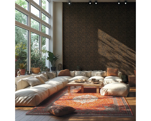 Moderne lichte woonkamer met donker behang met patroon grote witte hoekbank kleurrijk oosters tapijt houten tafel en kamerhoge ramen.