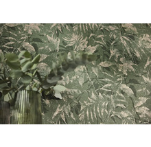 Vliesbehang met botanisch bladerpatroon en decoratieve vaas met eucalyptus.