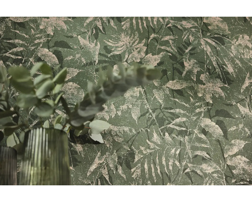 Vliesbehang met botanisch bladerpatroon en decoratieve vaas met eucalyptus.