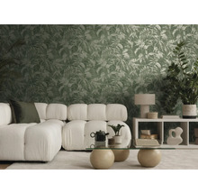 Lichte, moderne woonkamer met witte bank, glazen tafel en vliesbehang met groen bladerpatroon in tropische stijl.