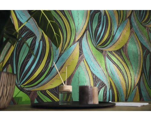 Vliesbehang met botanisch bladpatroon in een woonkamerscène met geurverspreider en kaarsen.