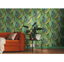 Behang met gestileerd bladerenpatroon in een woonkamer met een oranje fluwelen bank en bijzettafel.