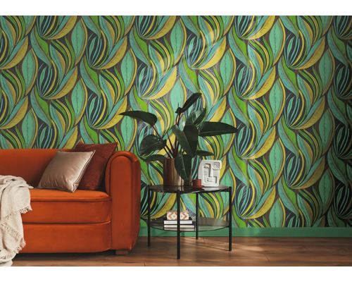 Behang met gestileerd bladerenpatroon in een woonkamer met een oranje fluwelen bank en bijzettafel.