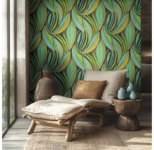 Moderne woonkamer met groen-geel behang met bladpatroon, houten relaxfauteuil met kussens en decoratieve keramische vazen.