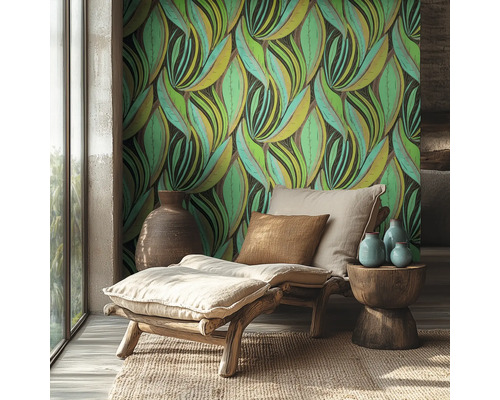 Moderne woonkamer met groen-geel behang met bladpatroon, houten relaxfauteuil met kussens en decoratieve keramische vazen.