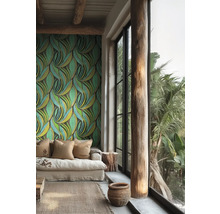 Lichte woonkamer met vliesbehang met groen bladpatroon, een beige bank, houten zuil en een raam van vloer tot plafond.