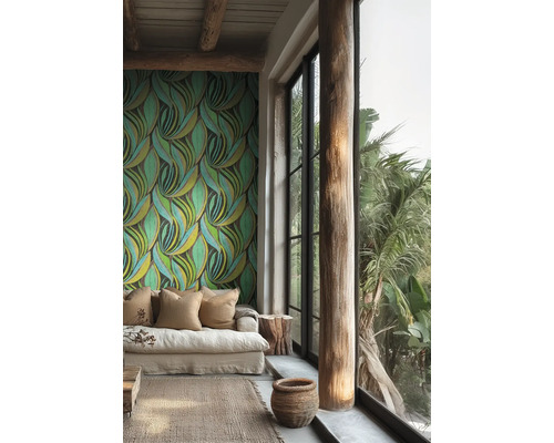 Lichte woonkamer met vliesbehang met groen bladpatroon, een beige bank, houten zuil en een raam van vloer tot plafond.