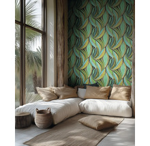 Moderne kamer met gestileerd groen bladbehang, witte lage bank met beige kussens, sisal vloerkleed en een groot raam.