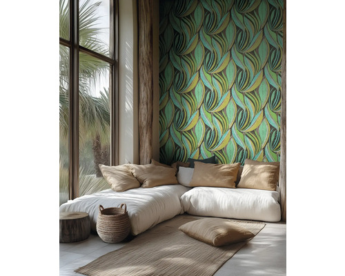 Moderne kamer met gestileerd groen bladbehang, witte lage bank met beige kussens, sisal vloerkleed en een groot raam.