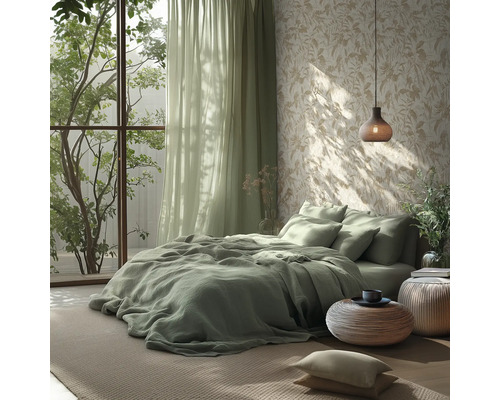 Lichte slaapkamer met groen beddengoed, behang met bladpatroon, lichtgroene gordijnen en een geweven hanglamp en poefs.