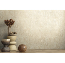 Gestructureerd behang met betonlook in een lichte kamer met houten vloer en decoratieve vazen.