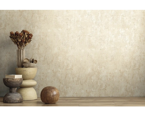 Gestructureerd behang met betonlook in een lichte kamer met houten vloer en decoratieve vazen.