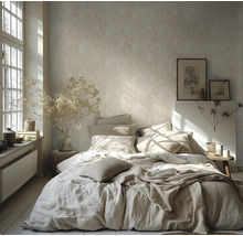 Lichte slaapkamer met gestructureerd behang, bed met linnen beddengoed, droogbloemen in vazen en een groot raam voor natuurlijk licht.