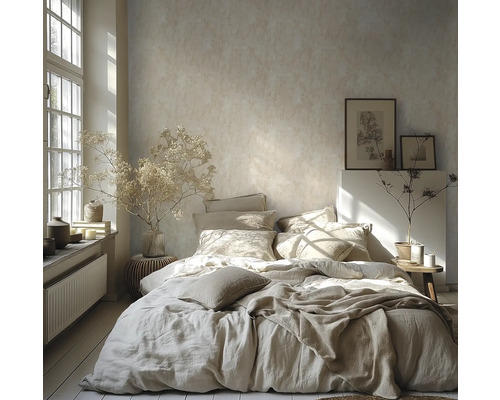 Lichte slaapkamer met gestructureerd behang, bed met linnen beddengoed, droogbloemen in vazen en een groot raam voor natuurlijk licht.