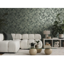 Moderne woonkamer met botanisch patroonbehang, een witte modulaire bank en een glazen salontafel in een lichte, georganiseerde sfeer.