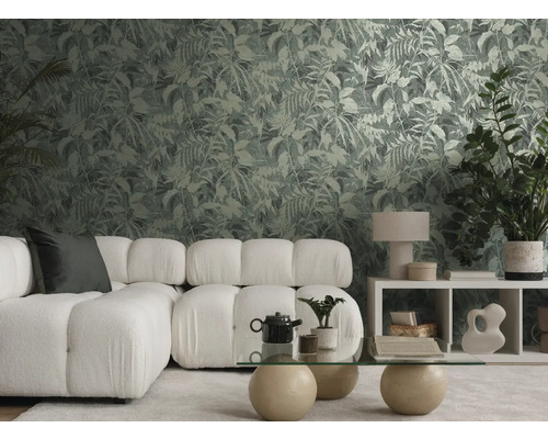 Moderne woonkamer met botanisch patroonbehang, een witte modulaire bank en een glazen salontafel in een lichte, georganiseerde sfeer.
