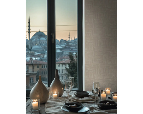 Gedekte tafel met keramische vazen, brandende kaarsen en glazen voor een raam met uitzicht op de stad en beige gestructureerd behang.