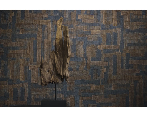 Vliesbehang met geometrisch textuurpatroon in geweven look voor een decoratief houten sculptuur.