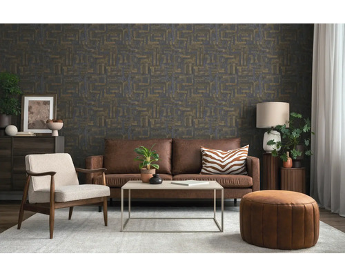 Woonkamer met donker behang met abstract patroon, bruine leren bank, lichte fauteuil, salontafel en vloerkleed in moderne stijl.