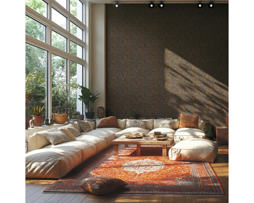 Ruime woonkamer met donker vliesbehang met geometrisch patroon, witte modulaire bank, oosters tapijt en grote ramen.