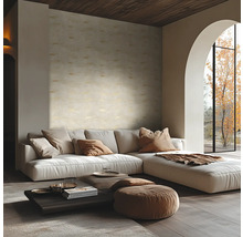 Lichte woonkamer met een grote witte hoekbank, een getextureerde accentwand, een lage salontafel en een groot boogvenster.