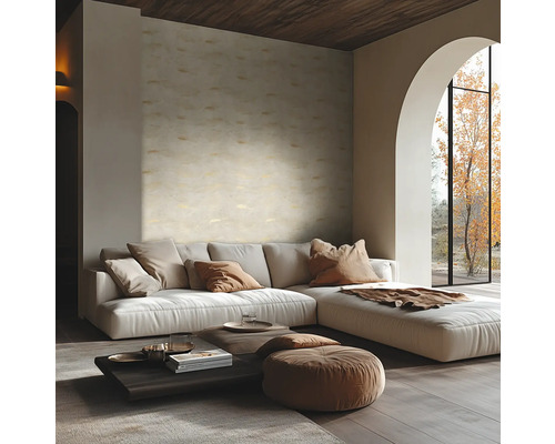 Lichte woonkamer met een grote witte hoekbank, een getextureerde accentwand, een lage salontafel en een groot boogvenster.