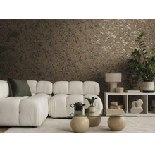 Moderne woonkamer met bruin behang met bladmotieven, een witte modulaire bank en een glazen salontafel in een sfeervolle omgeving.