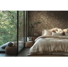 Vliesbehang met bloemenpatroon in een lichte slaapkamer met grote ramen naar de tuin en decoratie van vlechtwerk en linnen.