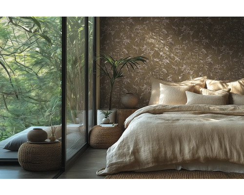 Vliesbehang met bloemenpatroon in een lichte slaapkamer met grote ramen naar de tuin en decoratie van vlechtwerk en linnen.