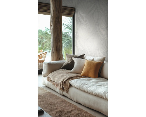 Lichte woonkamer met botanisch behang, een linnen bank met kussens en een rustieke houten balk.