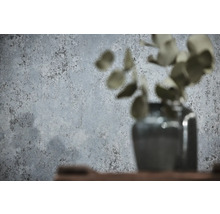 Vliesbehang in betonlook met gestructureerd oppervlak in grijs.