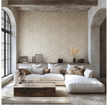 Moderne woonkamer met behang met textuur, witte bank, houten salontafel en lichte bogen in een rustieke stijl.