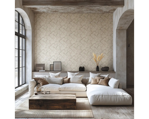 Moderne woonkamer met behang met textuur, witte bank, houten salontafel en lichte bogen in een rustieke stijl.